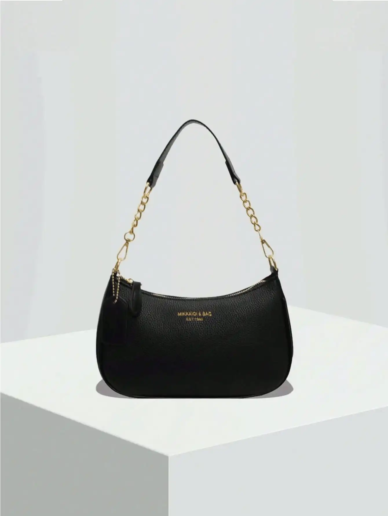 This Is A White Plain-Weave Women's Shoulder Bag Made Of PU Material. It Is A Plain White Women's Handbag With An Attached Ocean-Themed Shell Pendant Design And Letter Decoration. It Features A Smooth Zipper Closure Design, With A Chain Handle, And An Adj
This Is A White Plain-Weave Women's Shoulder Bag Made Of PU Material. It Is A Plain White Women's Handbag With An Attached Ocean-Themed Shell Pendant Design And Letter Decoration. It Features A Smooth Zipper Closure Design, With A Chain Handle, And An Adj