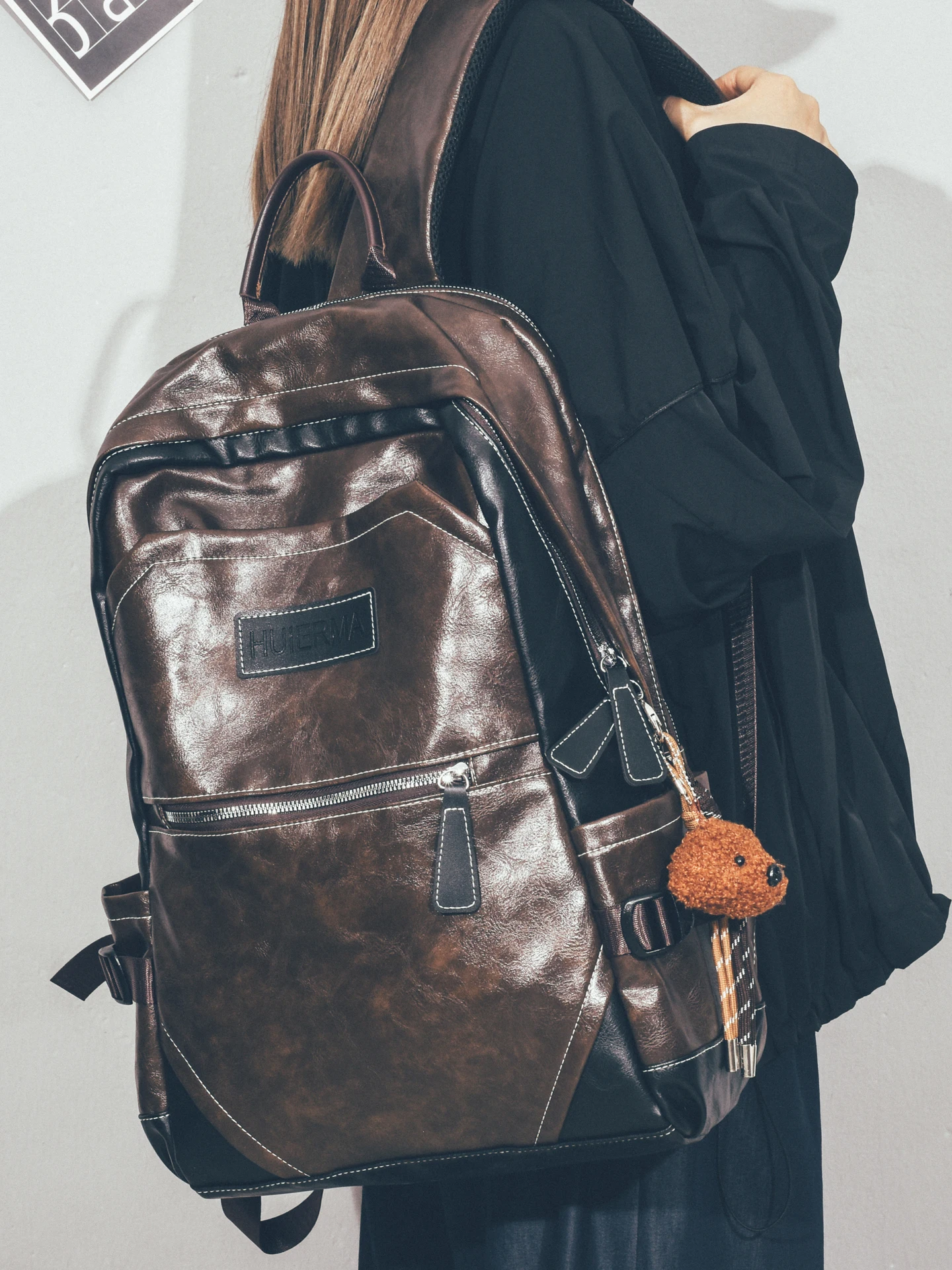 High-Quality Soft Leather Dual-Shoulder Backpack Large Capacity Retro Style for Travel Commuting 16-Inch Laptop Capacity Unisex
High-Quality Soft Leather Dual-Shoulder Backpack Large Capacity Retro Style for Travel Commuting 16-Inch Laptop Capacity Unisex