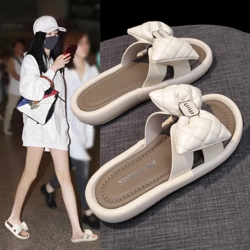 2025 Summer New Versatile Comfortable Platform Flat Shoes Leather Wear Cool Slippers Women's Non-slip Bow Word Slippers Ladies
2025 Summer New Versatile Comfortable Platform Flat Shoes Leather Wear Cool Slippers Women's Non-slip Bow Word Slippers Ladies