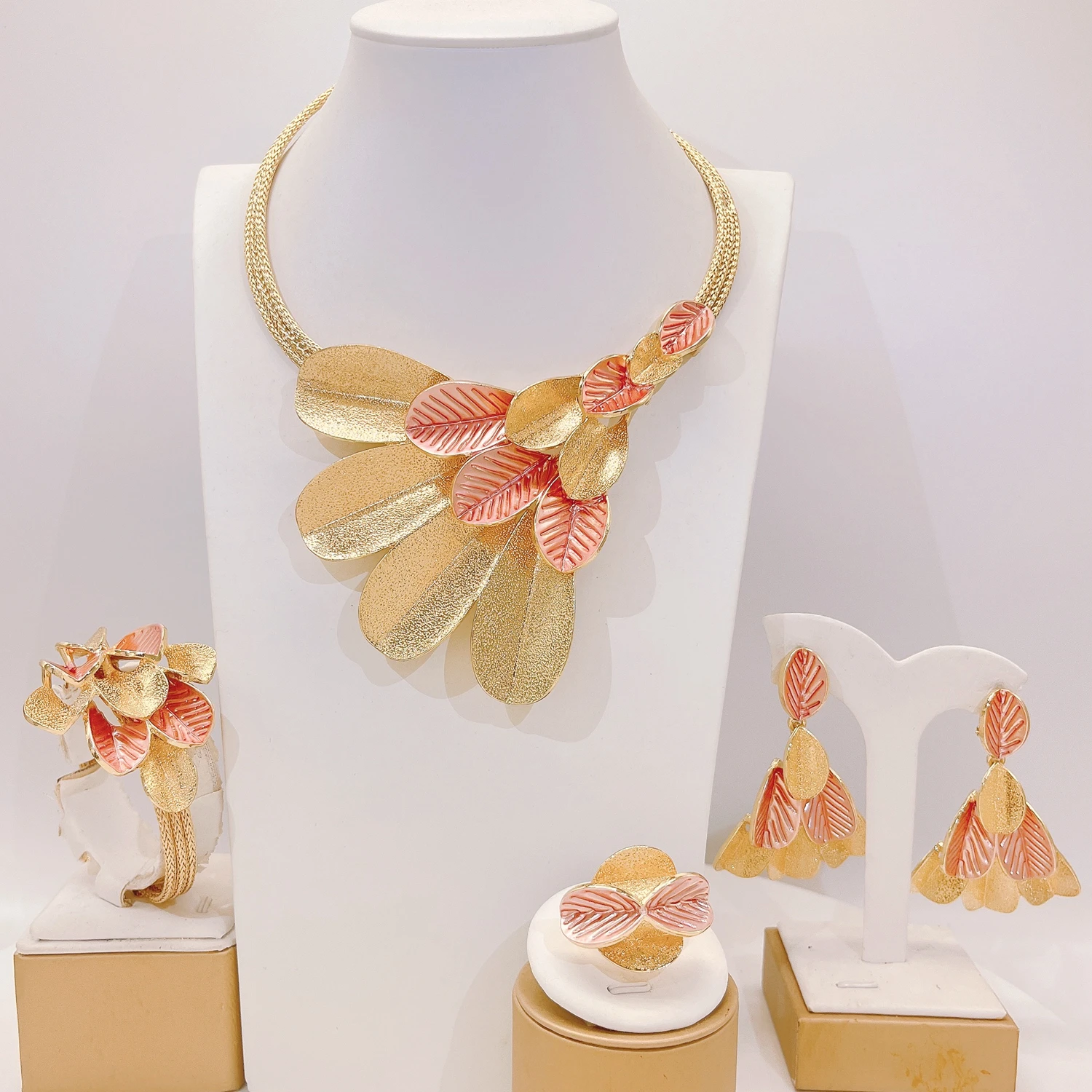 New large jewelry set Dubai African maple leaf necklace earrings ring bride wedding jewelry 
New large jewelry set Dubai African maple leaf necklace earrings ring bride wedding jewelry