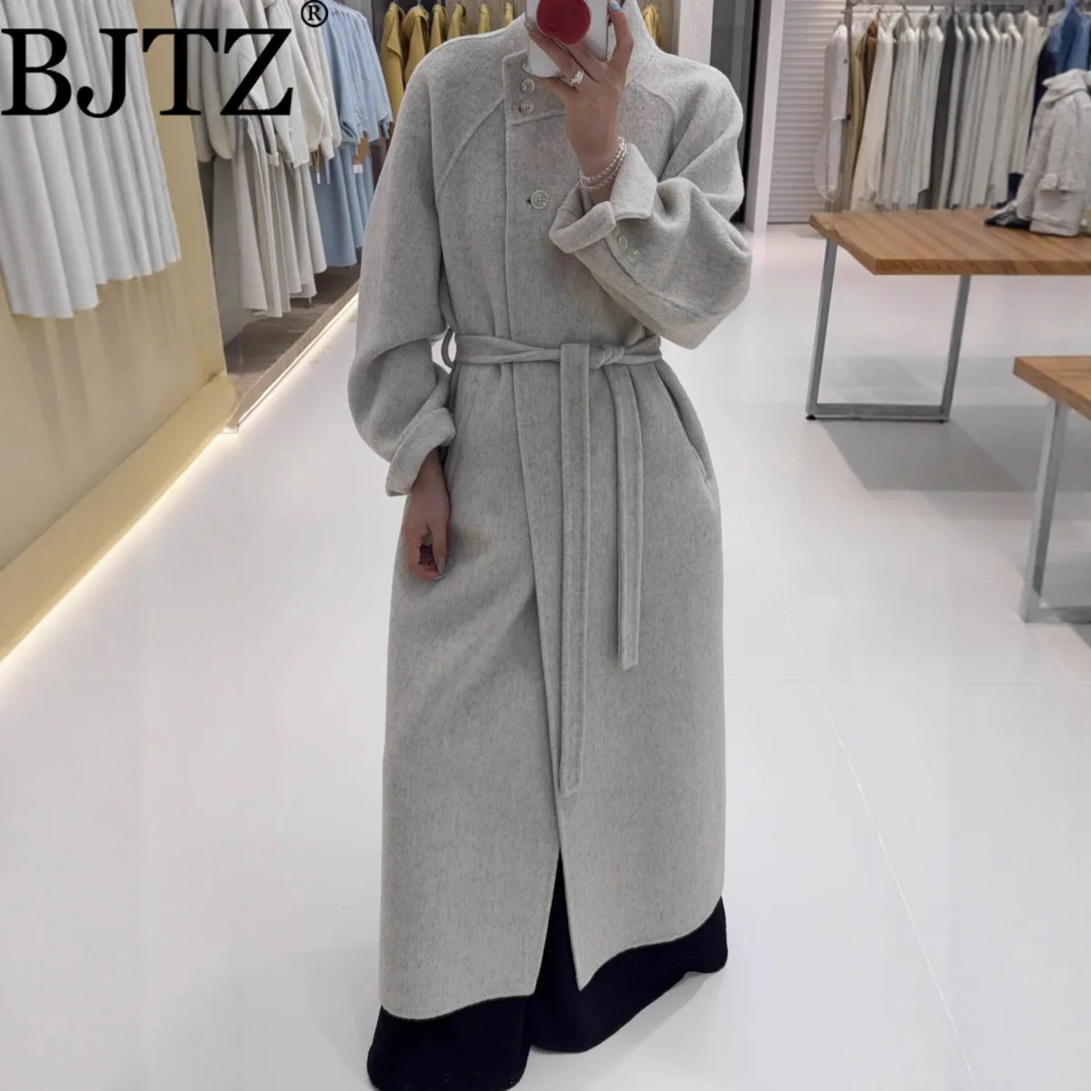 BJTZ 2025 новое двустороннее шерстяное пальто женское в корейском стиле с воротником-стойкой асимметричные пуговицы длинное толстое теплое осенне-зимнее пальто оверсайз
BJTZ 2025 новое двустороннее шерстяное пальто женское в корейском стиле с воротником-стойкой асимметричные пуговицы длинное толстое теплое осенне-зимнее пальто оверсайз