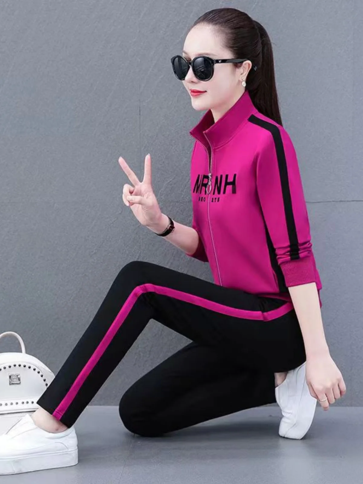 Модный свободный женский спортивный костюм большого размера, весна-осень, новая коллекция, комплект из двух предметов, корейская версия, повседневный, стройнящий силуэт
Модный свободный женский спортивный костюм большого размера, весна-осень, новая коллекция, комплект из двух предметов, корейская версия, повседневный, стройнящий силуэт