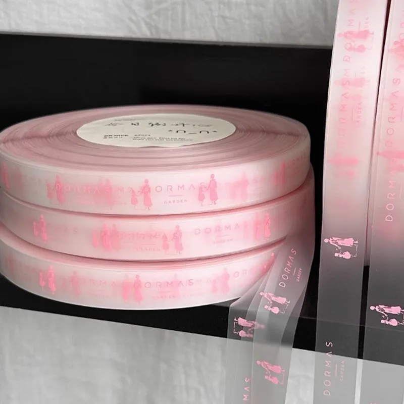 High-end fresh flower bouquet, matte transparent ribbon, pink gift box, decorative ribbons, matte high-end feel
High-end fresh flower bouquet, matte transparent ribbon, pink gift box, decorative ribbons, matte high-end feel