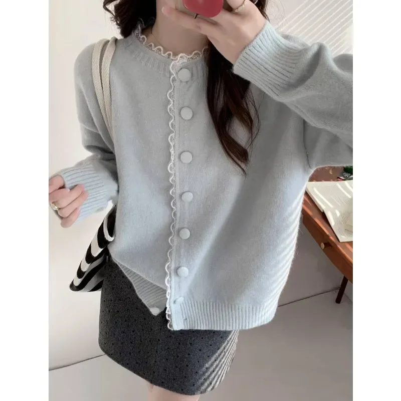 Женская вязаная куртка в корейском стиле с нежной кружевной отделкой, осень-зима, новый модный универсальный кардиган, топ
Женская вязаная куртка в корейском стиле с нежной кружевной отделкой, осень-зима, новый модный универсальный кардиган, топ