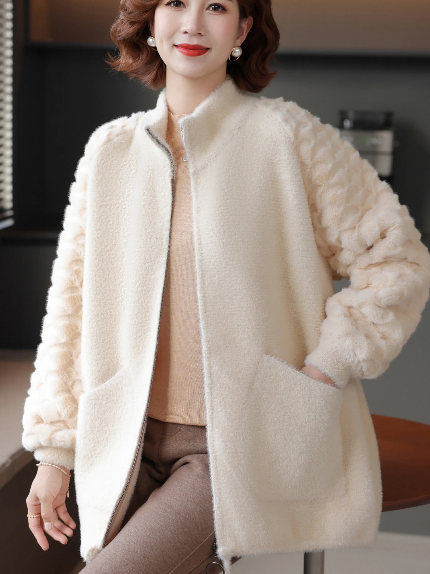 Вязаный кардиган с воротником-стойкой и молнией, с большими карманами, модный, с имитацией меха кролика, средней длины, для мам
Вязаный кардиган с воротником-стойкой и молнией, с большими карманами, модный, с имитацией меха кролика, средней длины, для мам