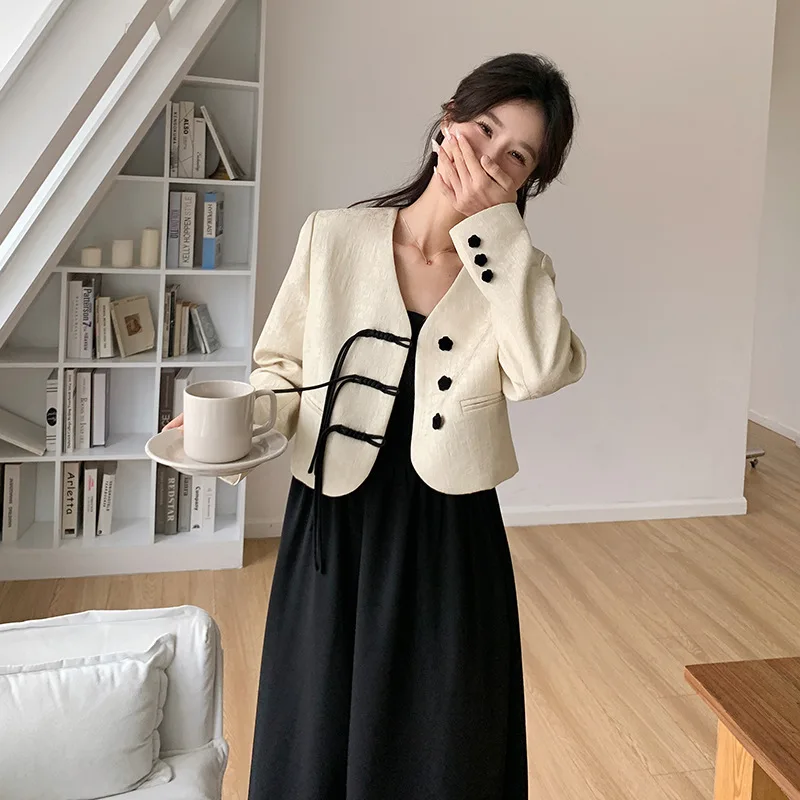 Новый модный повседневный комплект из двух предметов в китайском стиле, женский осенний новый однобортный короткий стильный пальто с v-образным вырезом + юбка-бретелька
Новый модный повседневный комплект из двух предметов в китайском стиле, женский осенний новый однобортный короткий стильный пальто с v-образным вырезом + юбка-бретелька