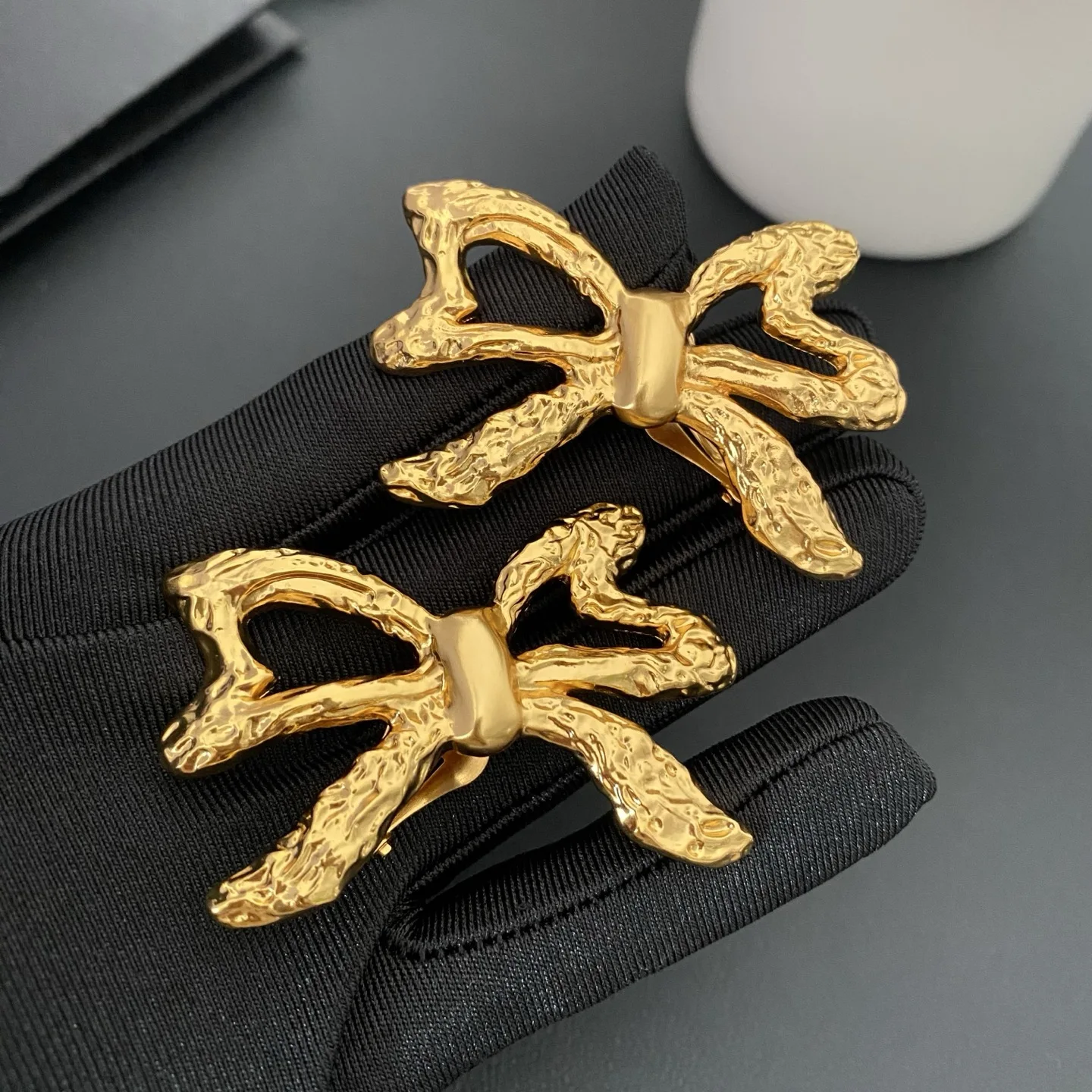 Fashion Top Quality Brass Gold Plated Bow Earrings Ear Clip Woman Luxury Model Runway Jewelry Accessories
Fashion Top Quality Brass Gold Plated Bow Earrings Ear Clip Woman Luxury Model Runway Jewelry Accessories