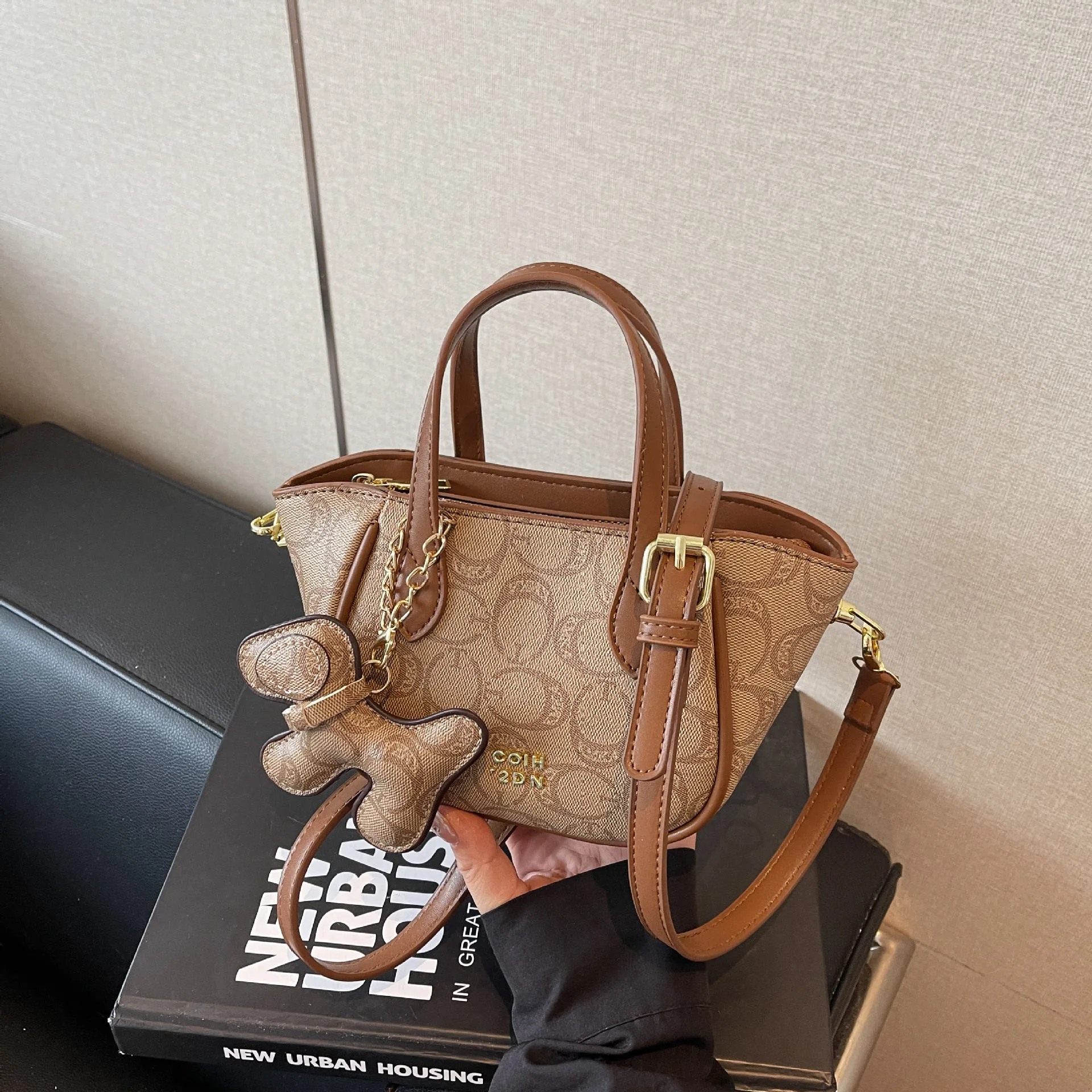 Лето 2022, женская большая сумка с тиснением, натуральная кожа, с верхней ручкой, через плечо, легкая сумка для путешествий и путешествий
Лето 2022, женская большая сумка с тиснением, натуральная кожа, с верхней ручкой, через плечо, легкая сумка для путешествий и путешествий 