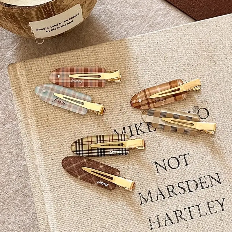 Unique Antique Hair Clips with Duckbill and Headband for Girls Makeup Without Trace Edge Ins Style Plaid Hairpin
Unique Antique Hair Clips with Duckbill and Headband for Girls Makeup Without Trace Edge Ins Style Plaid Hairpin