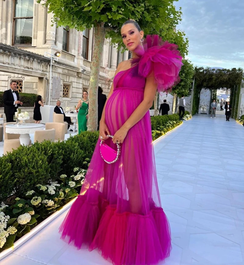 Chic One Shoulder Fuchsia Tulle Maternity Dresses For Photo Shoot Charming See Thru Mesh Prom Party Gowns Shoulder Flowers
Chic One Shoulder Fuchsia Tulle Maternity Dresses For Photo Shoot Charming See Thru Mesh Prom Party Gowns Shoulder Flowers