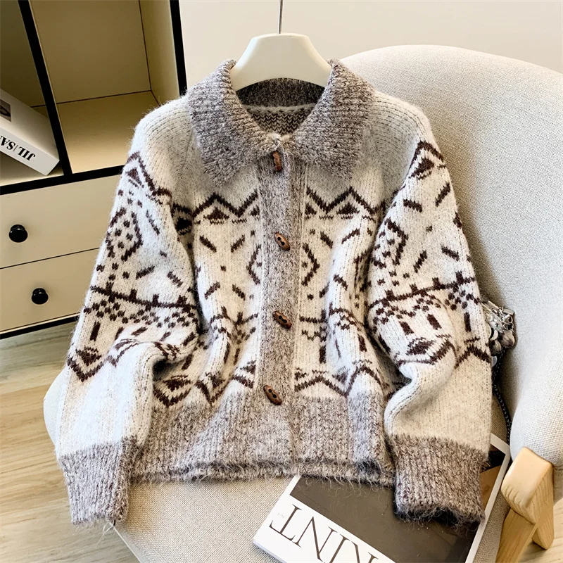 Korean Creative Geometric Pattern Women's Sweater Casual Lapel All Match Knit Cardigan New Retro Autumn Soft Tops
Korean Creative Geometric Pattern Women's Sweater Casual Lapel All Match Knit Cardigan New Retro Autumn Soft Tops