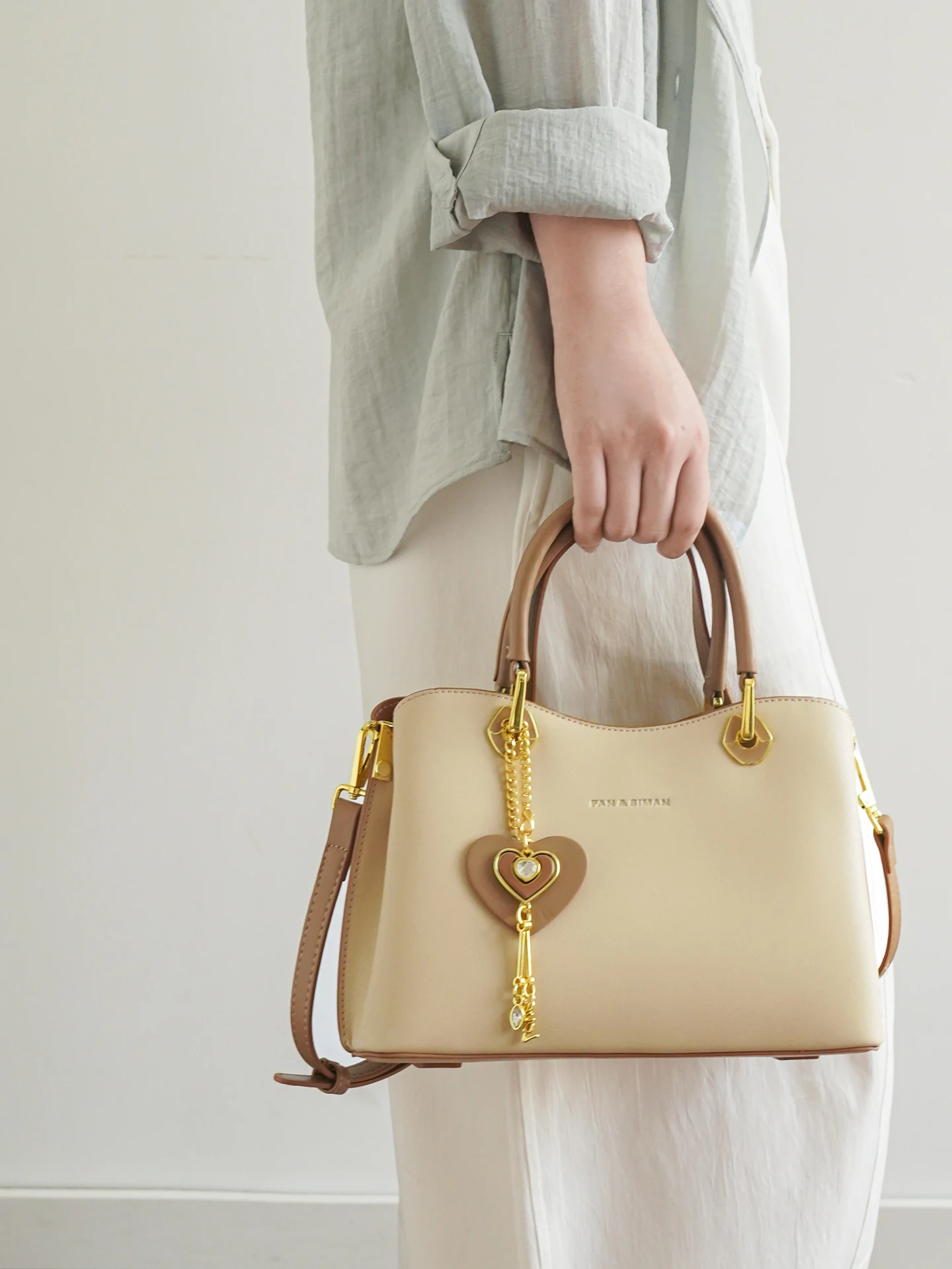 Elegant Women's Tote Bag 2026 New Simple Atmosphere Mom Handbag Crossbody Bag Middle-aged High-grade Sensation Commuter Style
Elegant Women's Tote Bag 2026 New Simple Atmosphere Mom Handbag Crossbody Bag Middle-aged High-grade Sensation Commuter Style