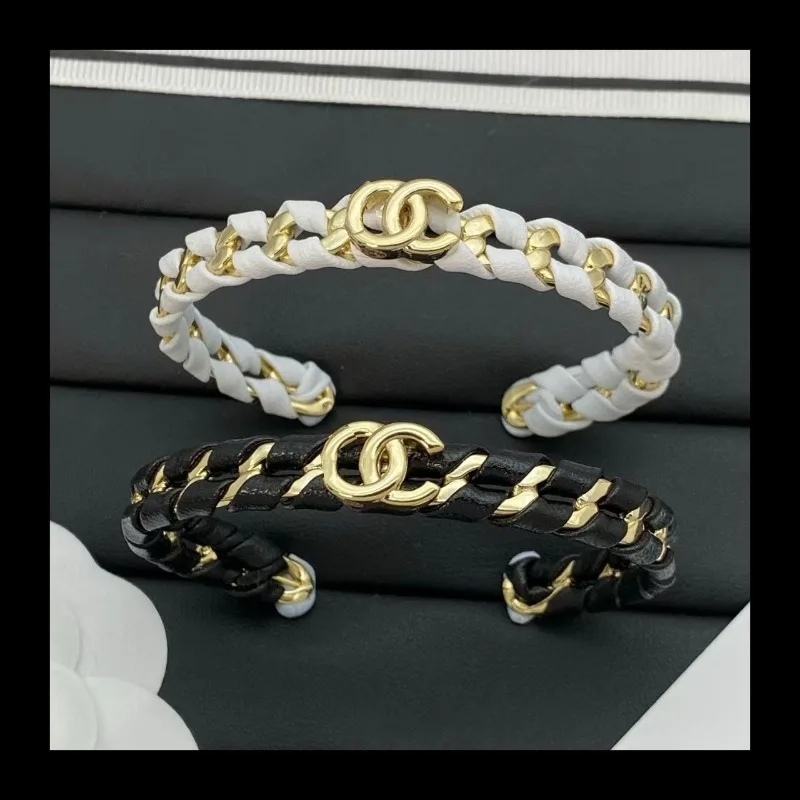 Grandma Xiang's Explosive Double C Leather Diamond-encrusted Bracelet, Fashionable Leather Woven Two-color Bracelet Wome
Grandma Xiang's Explosive Double C Leather Diamond-encrusted Bracelet, Fashionable Leather Woven Two-color Bracelet Wome