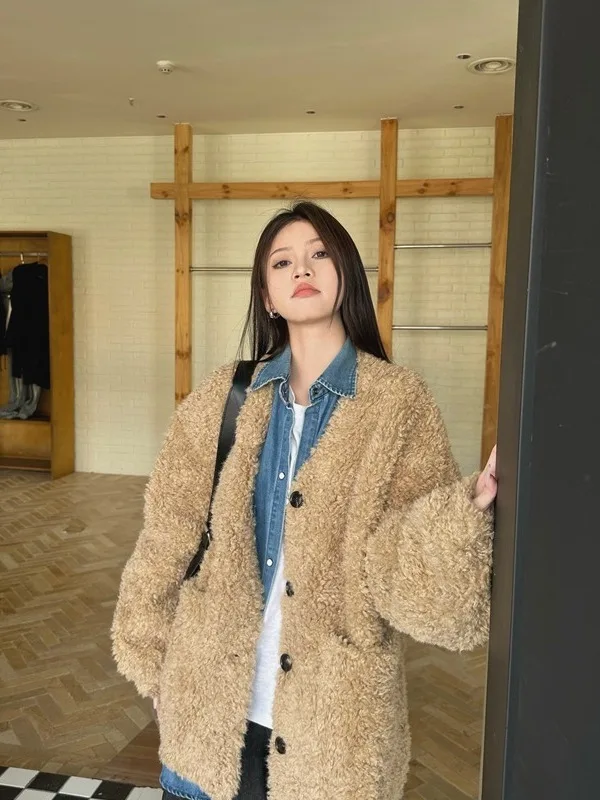Новинка 2025 года, винтажная теплая пушистая свободная повседневная модная женская куртка, осенне-зимняя верхняя одежда, универсальный топ Sli
Новинка 2025 года, винтажная теплая пушистая свободная повседневная модная женская куртка, осенне-зимняя верхняя одежда, универсальный топ Sli