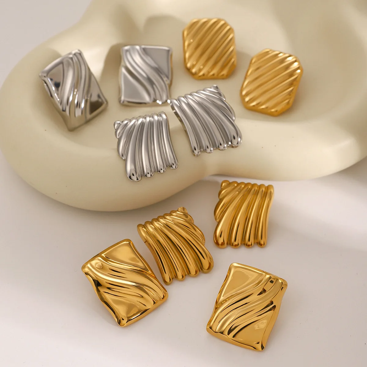 1 Pair of European and American Titanium Steel Square Wave Texture High-grade Earring for Women Stainles Steel Jewelry Wholesale
1 Pair of European and American Titanium Steel Square Wave Texture High-grade Earring for Women Stainles Steel Jewelry Wholesale