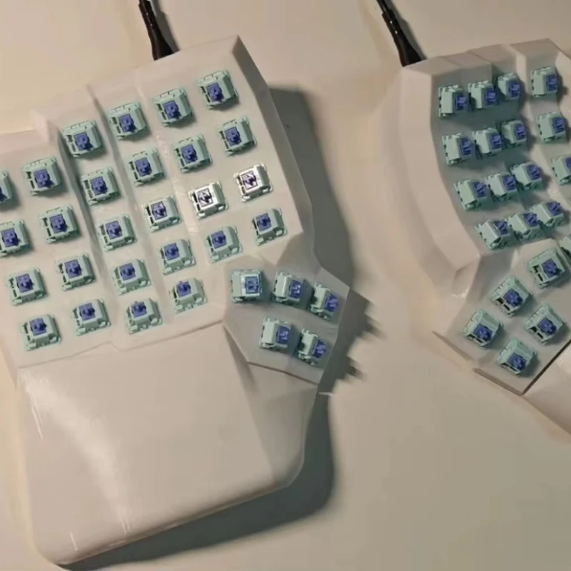 Комплект разделенной клавиатуры Dactyl Manuform, индивидуальная проводная изогнутая клавиатура ручной работы с возможностью горячей замены типа C, без оси и колпачков для клавиш
Комплект разделенной клавиатуры Dactyl Manuform, индивидуальная проводная изогнутая клавиатура ручной работы с возможностью горячей замены типа C, без оси и колпачков для клавиш