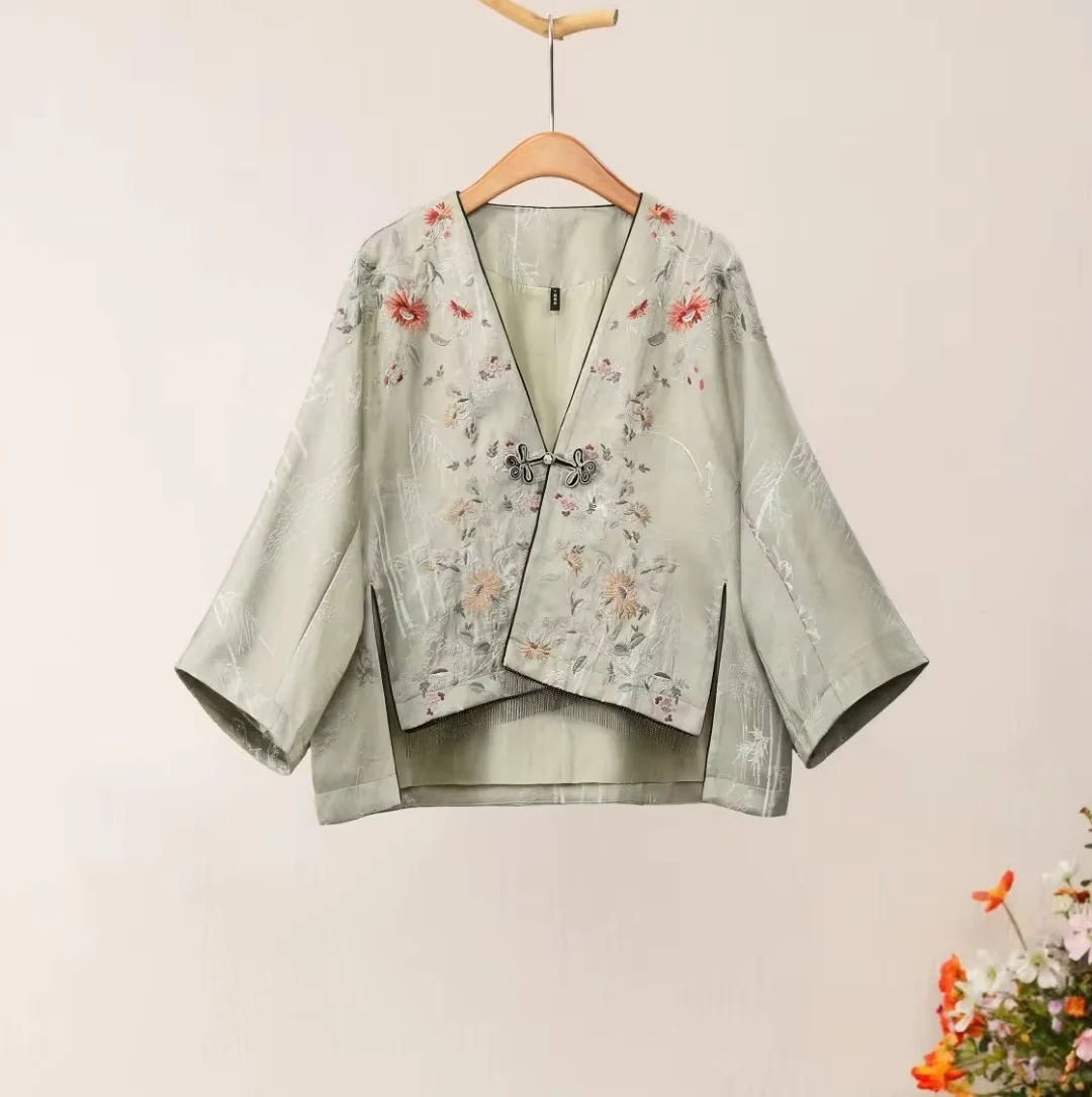 Original women's clothes light green V-neck floral blouse tops Ethnic style embroidery Double fabric loose tassels coats
Original women's clothes light green V-neck floral blouse tops Ethnic style embroidery Double fabric loose tassels coats