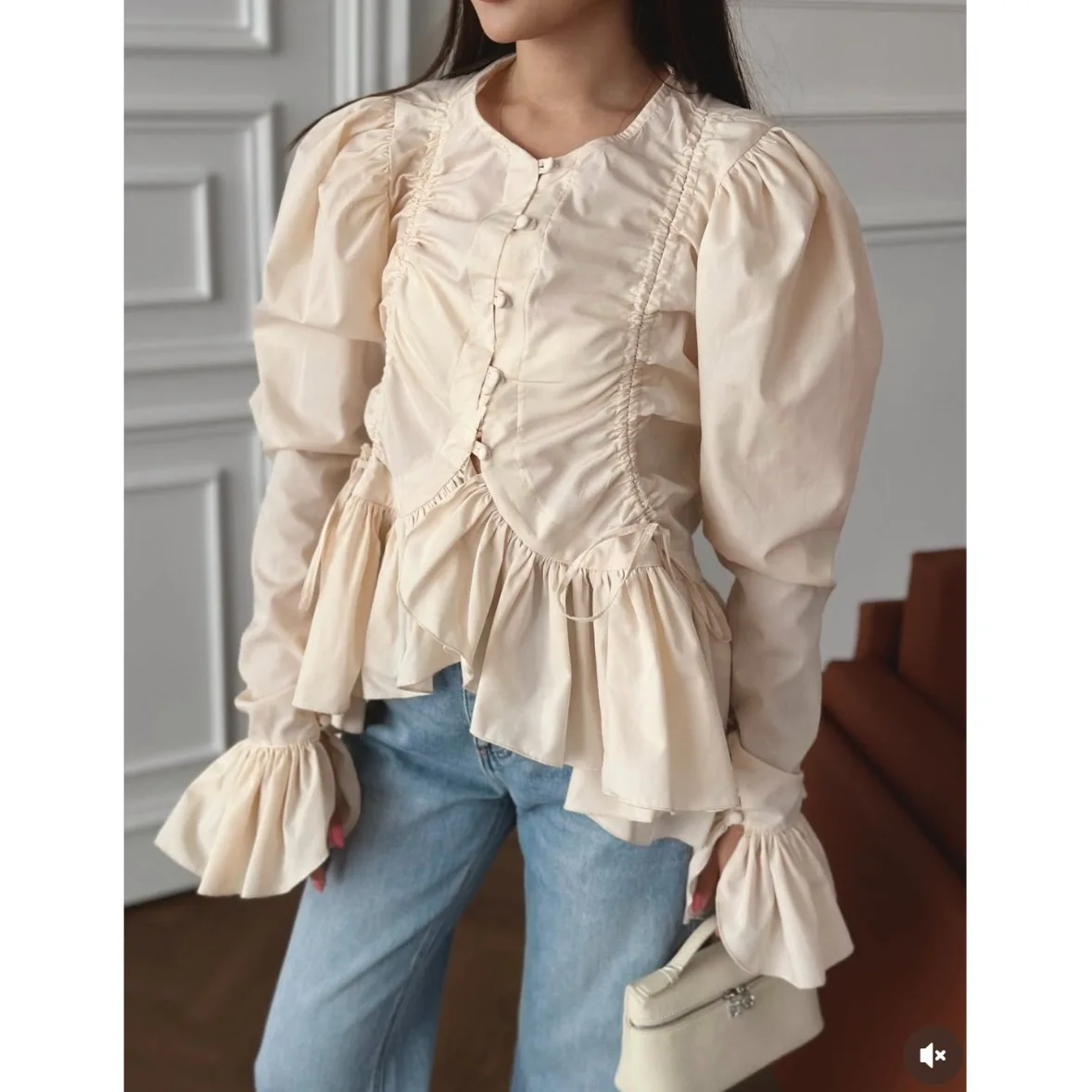 Шикарная летняя новинка: женская блузка в корейском стиле с круглым вырезом, рукавами-колокол и сборками по низу, для весны, осени и зимы
Шикарная летняя новинка: женская блузка в корейском стиле с круглым вырезом, рукавами-колокол и сборками по низу, для весны, осени и зимы