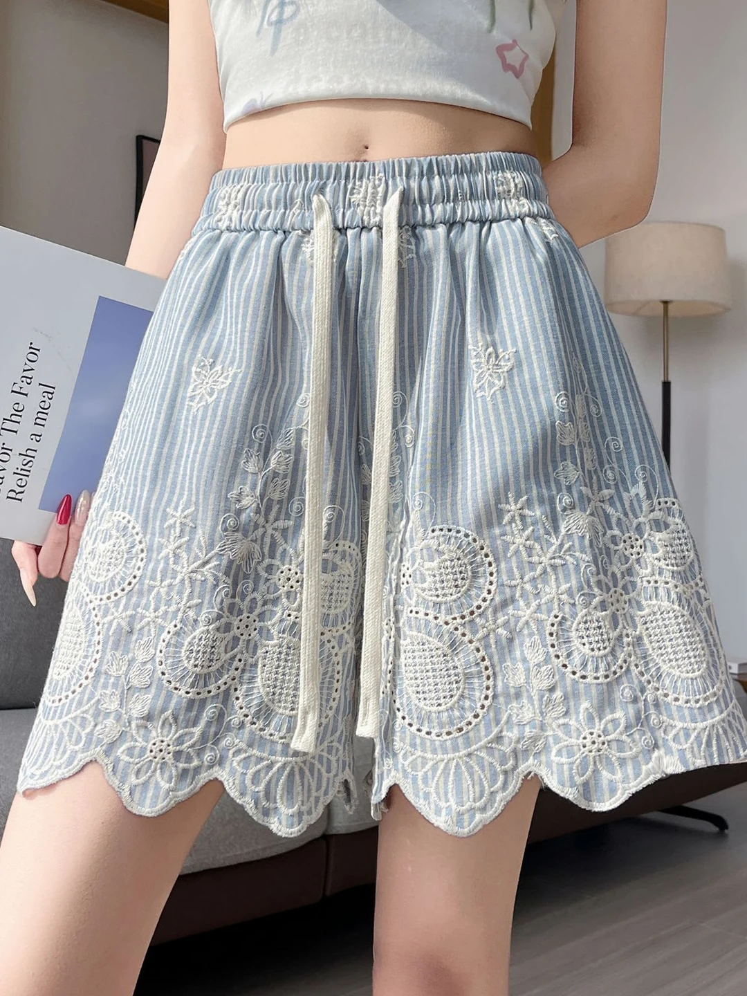 Blue Striped Embroidered Lace Short Pants Women's High Waist Wide Leg Casual Trousers Korean Style Summer New Design Slimming
Blue Striped Embroidered Lace Short Pants Women's High Waist Wide Leg Casual Trousers Korean Style Summer New Design Slimming