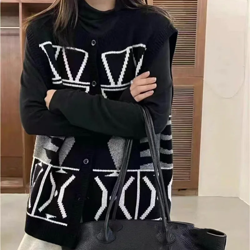 Осень-зима, новый свободный большой вязаный жилет в корейском стиле для женщин с дизайнерским смыслом, жаккардовым цветным блоком, нишевый ретро-свитер V 
Осень-зима, новый свободный большой вязаный жилет в корейском стиле для женщин с дизайнерским смыслом, жаккардовым цветным блоком, нишевый ретро-свитер V