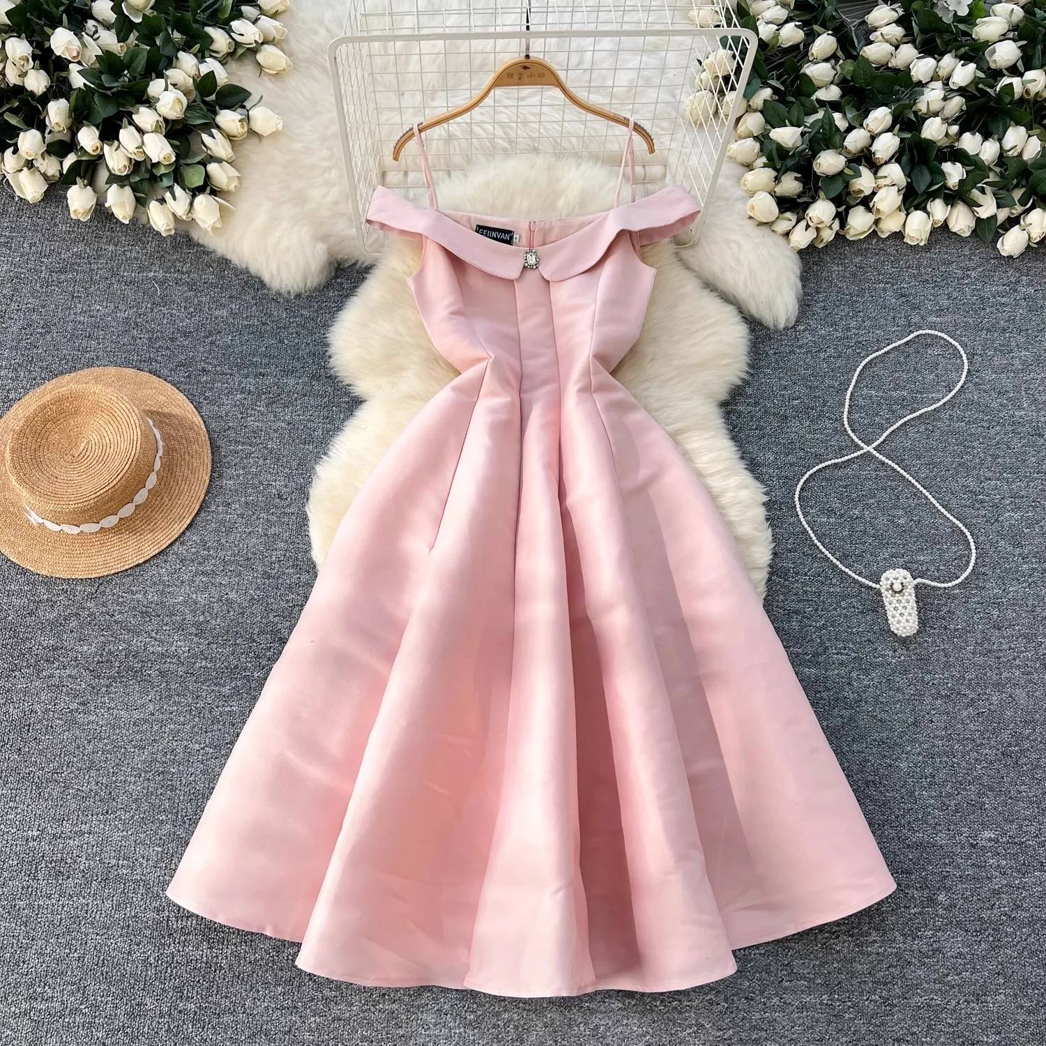 Women French Elegant Stain Prom Gown Maxi Dress For Women Luxury Beading Spaghetti Strap Off Shoulder Evening Party Dress
Women French Elegant Stain Prom Gown Maxi Dress For Women Luxury Beading Spaghetti Strap Off Shoulder Evening Party Dress
