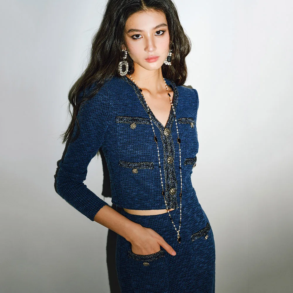 Autumn Winter New Socialite Woven Bright Silk V Neck Knitted Cardigan + Slit Mid-calf Skirt OL French Temperament Two-piece Set
Autumn Winter New Socialite Woven Bright Silk V Neck Knitted Cardigan + Slit Mid-calf Skirt OL French Temperament Two-piece Set