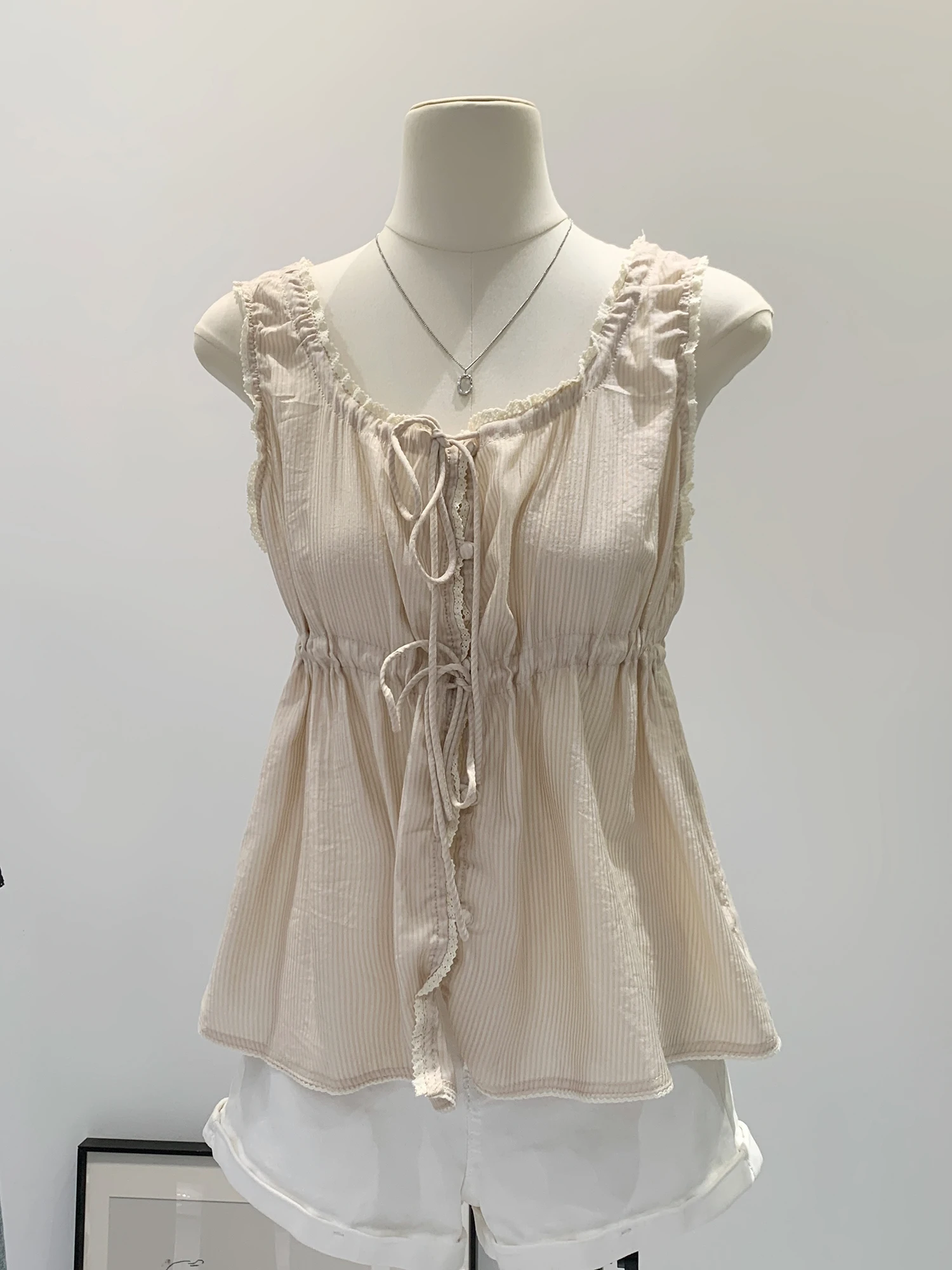 Unique Beautiful Drawstring Waist Short Sleeveless Vest Women Summer Outerwear New 2026 Stylish Belted Corded Top
Unique Beautiful Drawstring Waist Short Sleeveless Vest Women Summer Outerwear New 2026 Stylish Belted Corded Top