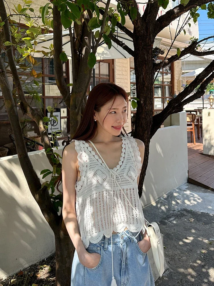 French sle Small Top Women Korean Series Summer New Temperament V-neck Lace Crochet Hollow Design Short Scheming Vest XT24
French sle Small Top Women Korean Series Summer New Temperament V-neck Lace Crochet Hollow Design Short Scheming Vest XT24