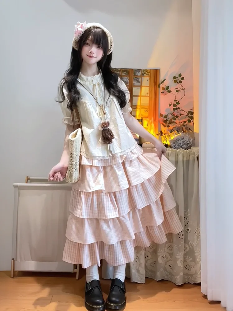 Kawaii Sweet Свободный комплект из 2 предметов с короткими рукавами Женский летний красивый короткий топ на шнуровке с круглым вырезом + дизайнерский длинный розовый костюм с клетчатой юбкой 
Kawaii Sweet Свободный комплект из 2 предметов с короткими рукавами Женский летний красивый короткий топ на шнуровке с круглым вырезом + дизайнерский длинный розовый костюм с клетчатой юбкой