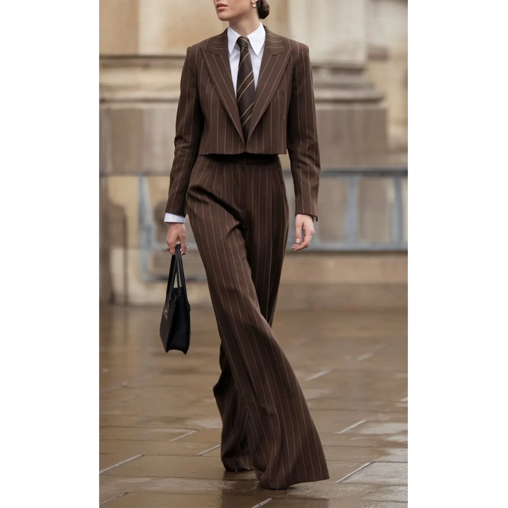 2025 Spring Office Outfits For Women Brown Pinstripe 2 Piecs Suits Short Blazer Pants Work Commute Social Party Suits
2025 Spring Office Outfits For Women Brown Pinstripe 2 Piecs Suits Short Blazer Pants Work Commute Social Party Suits