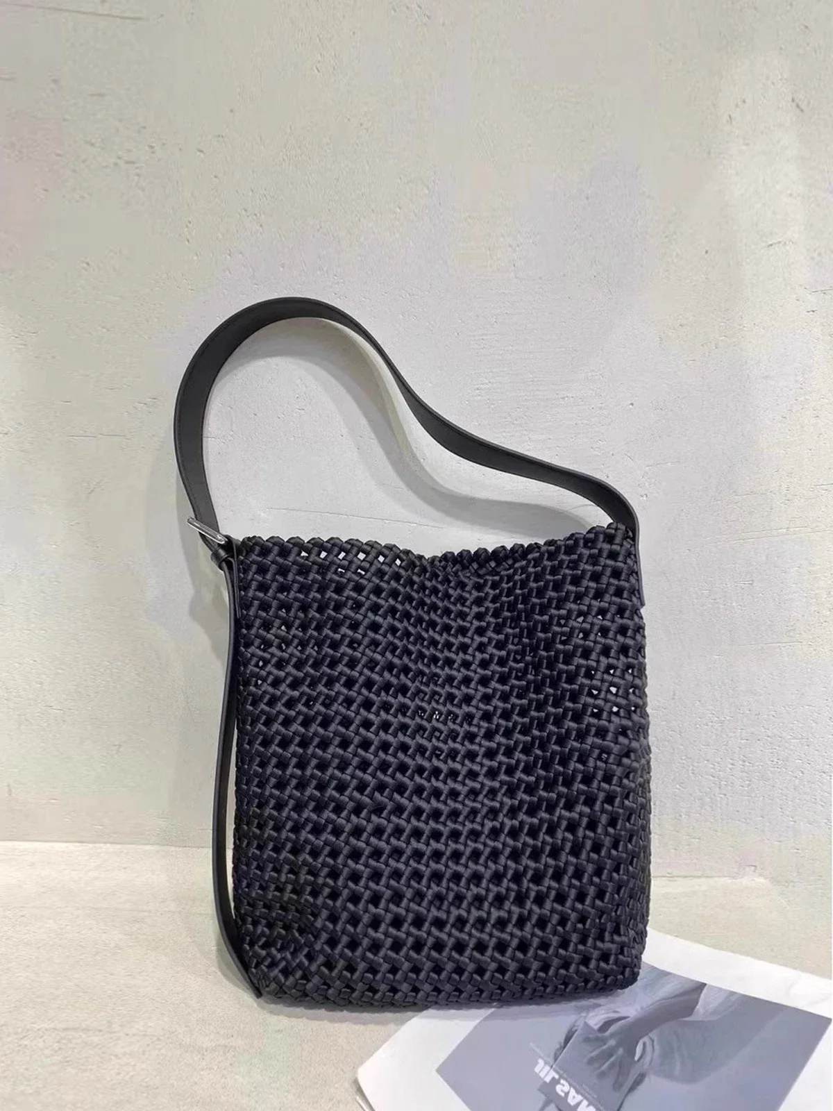 Hollow woven bucket wide shoulder strap large capacity tote shoulder messenger bag
Hollow woven bucket wide shoulder strap large capacity tote shoulder messenger bag