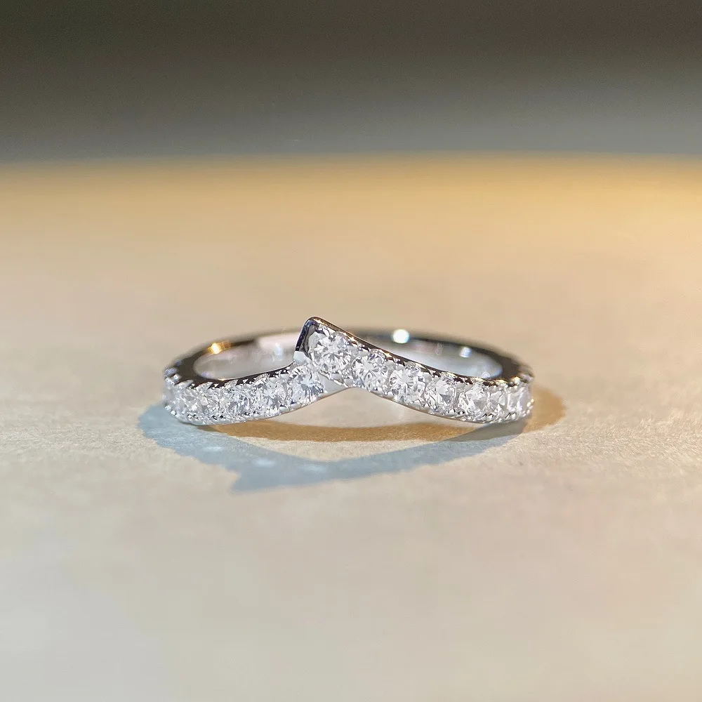 PT950 platinum ring asymmetrical crossed row of diamonds with an ins style, design of finger rings
PT950 platinum ring asymmetrical crossed row of diamonds with an ins style, design of finger rings
