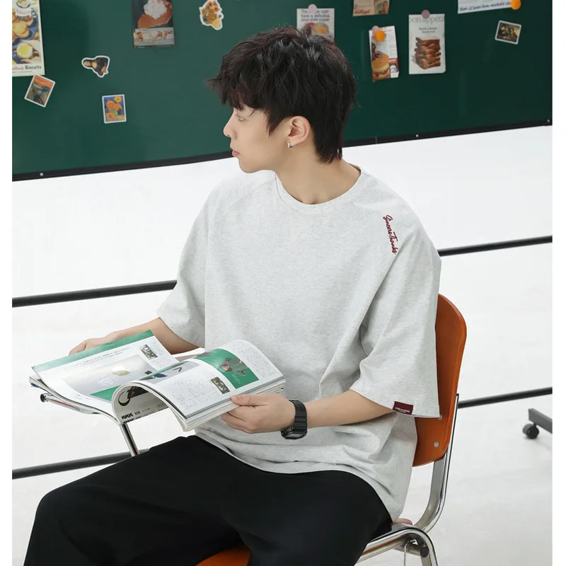 Texture contrasting color letter embroidery short-sleeved T-shirt summer American neckline bright line cotton casual T-shirt
Texture contrasting color letter embroidery short-sleeved T-shirt summer American neckline bright line cotton casual T-shirt