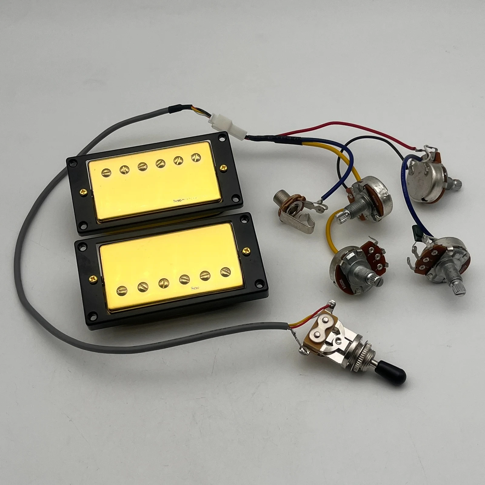 Обновленная Золотая горячая Распродажа хамбакеров, электропроводки 4c с 2V1T/2V2T, жгут проводов, аксессуары
Обновленная Золотая горячая Распродажа хамбакеров, электропроводки 4c с 2V1T/2V2T, жгут проводов, аксессуары