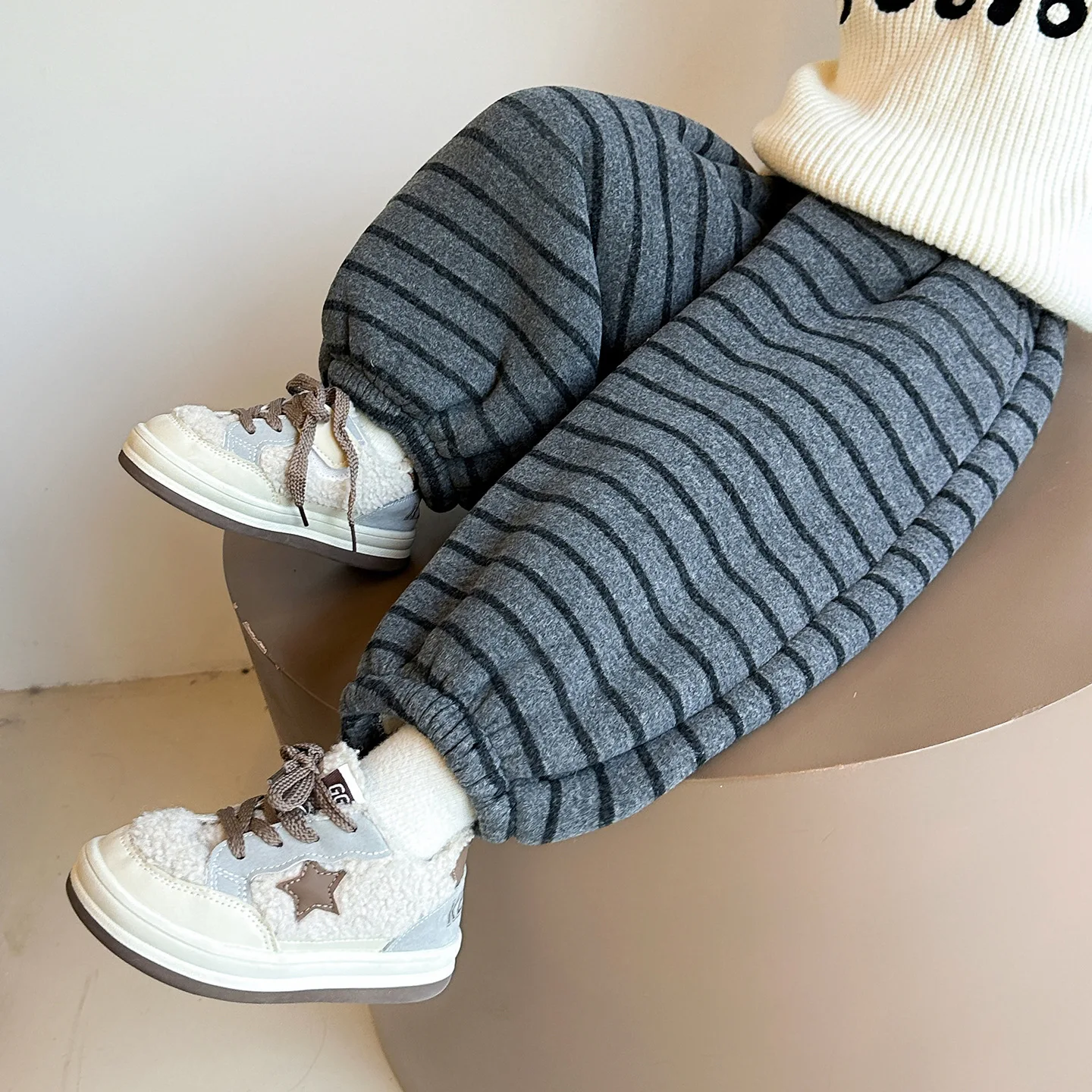 Новые зимние штаны для маленьких девочек, утепленные детские штаны-шаровары в полоску с эластичной резинкой на талии, повседневные штаны для бега для маленьких девочек
Новые зимние штаны для маленьких девочек, утепленные детские штаны-шаровары в полоску с эластичной резинкой на талии, повседневные штаны для бега для маленьких девочек