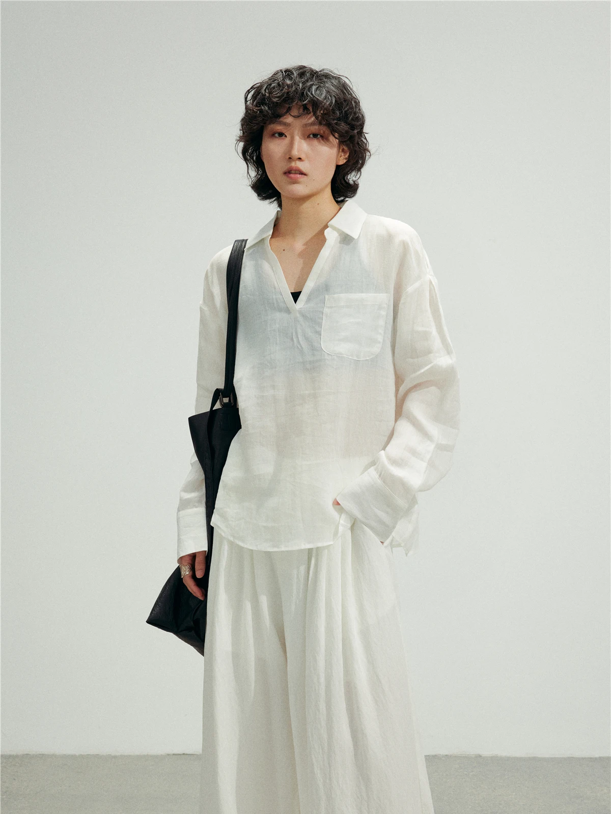 Sunvonne Linen Shirt Long Sleeve V-Neck Loose Fit Comfortable Breathable Minimalist Style Top for Holiday Wear Unisex
Sunvonne Linen Shirt Long Sleeve V-Neck Loose Fit Comfortable Breathable Minimalist Style Top for Holiday Wear Unisex