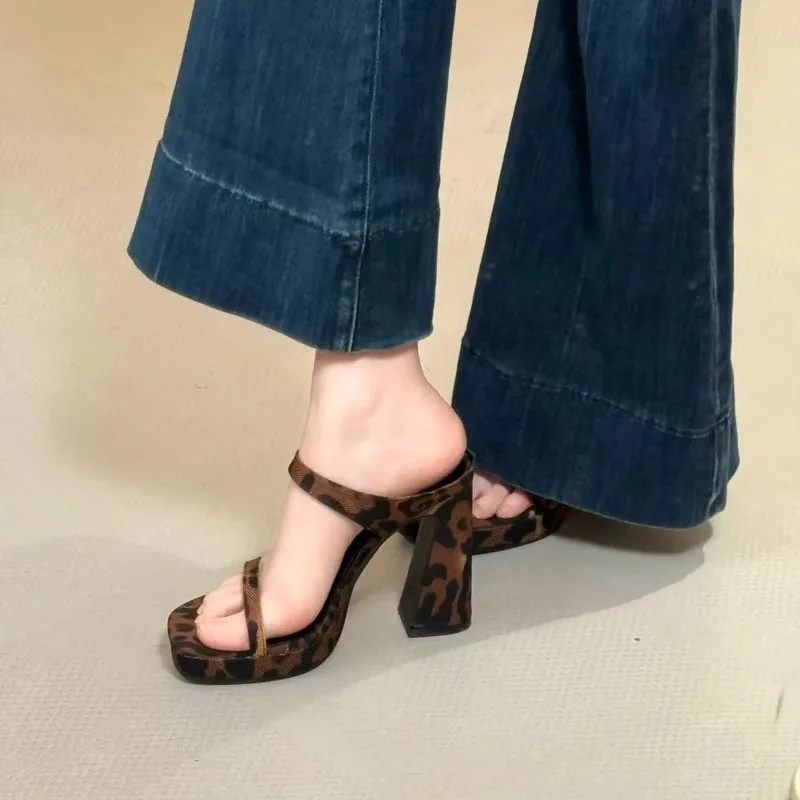 2026 Women's High Heel Sandals Korean Style Square Head One-Strap Waterproof Platform Thick Heel Summer Chic Slip-On Shoes
2026 Women's High Heel Sandals Korean Style Square Head One-Strap Waterproof Platform Thick Heel Summer Chic Slip-On Shoes