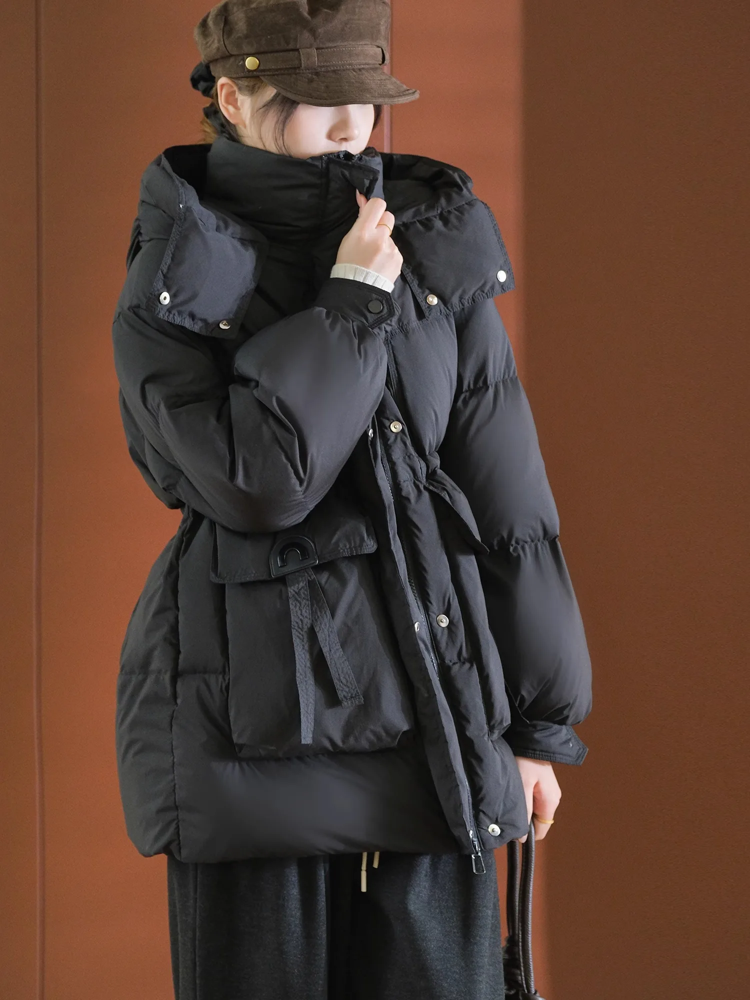 Утепленное женское пальто Cloud Sensation с капюшоном, 90% белый пух, дышащее, с эффектом утяжки талии, теплая верхняя одежда
Утепленное женское пальто Cloud Sensation с капюшоном, 90% белый пух, дышащее, с эффектом утяжки талии, теплая верхняя одежда