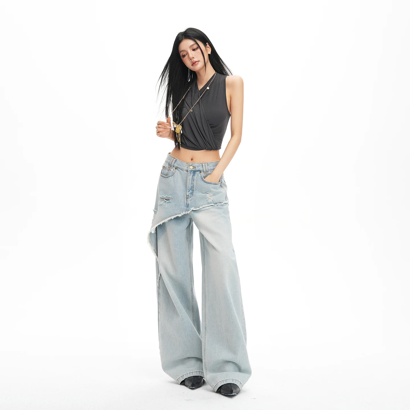 Women's Della Street Diagonal Patch Design Loose Wide Leg Fake Two Piece Distressed Jeans
Women's Della Street Diagonal Patch Design Loose Wide Leg Fake Two Piece Distressed Jeans