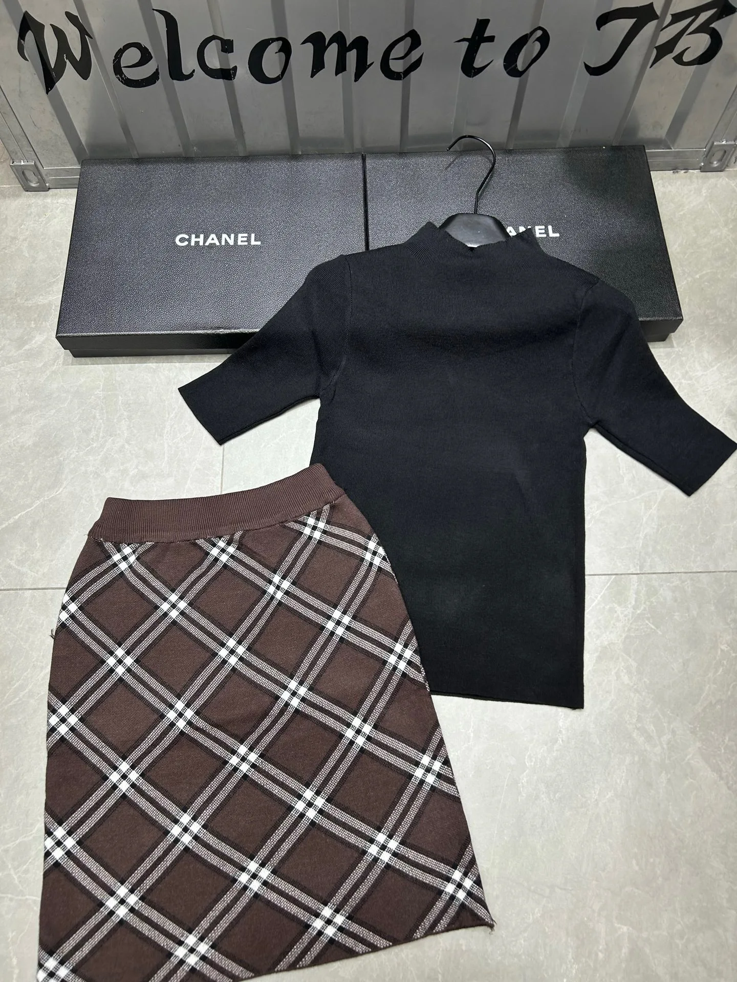VIBE Fashionable Knitted Short Sleeve Set with Diamond Pattern Half Skirt for Women Spring Summer New Arrival Korean Style
VIBE Fashionable Knitted Short Sleeve Set with Diamond Pattern Half Skirt for Women Spring Summer New Arrival Korean Style