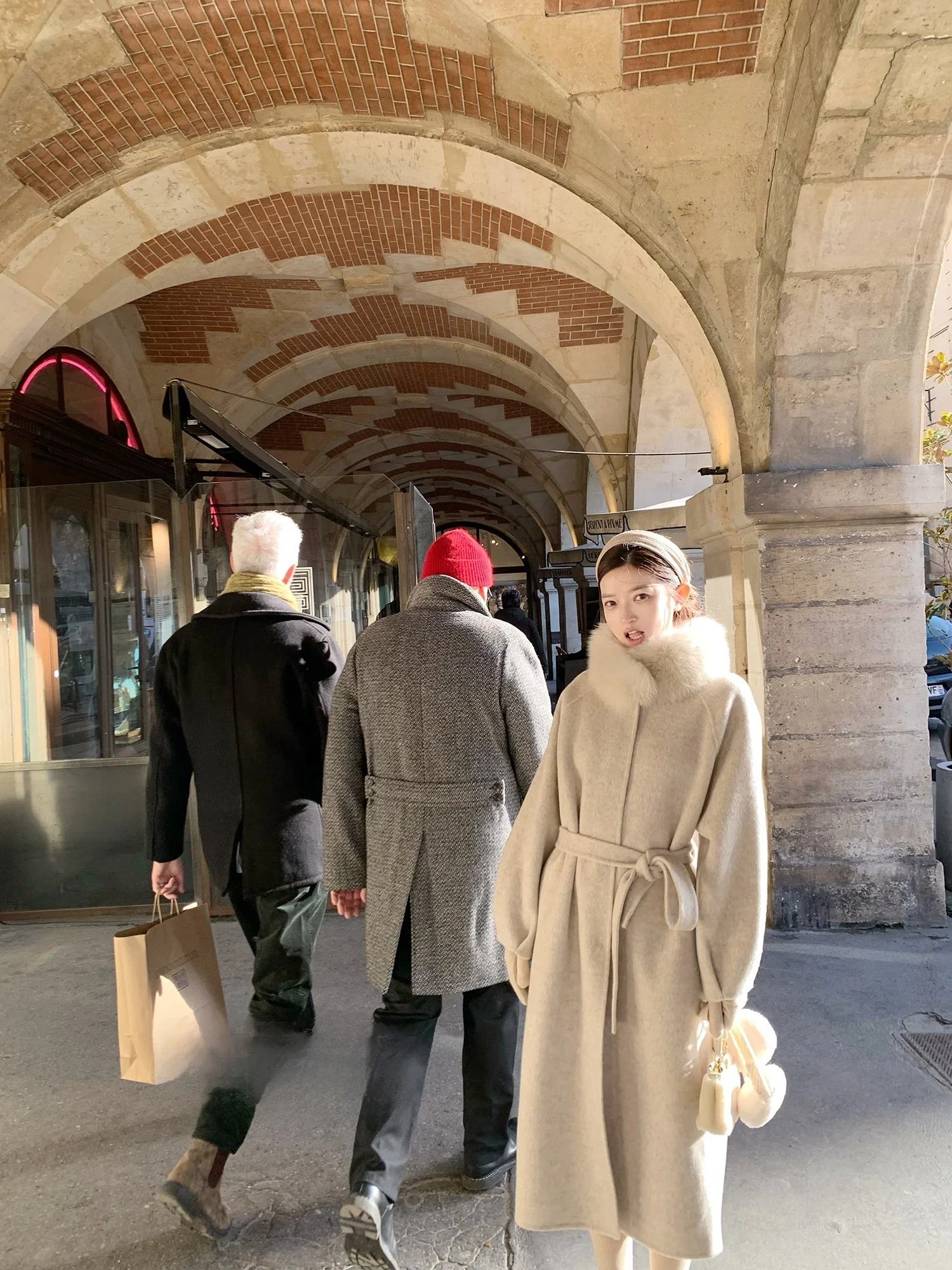 Женское зимнее пальто Madofit из двусторонней шерсти с верблюжьим пухом, модная верхняя одежда из овечьей шерсти Tang Ze Snow Aizhuan Double-Woolen
Женское зимнее пальто Madofit из двусторонней шерсти с верблюжьим пухом, модная верхняя одежда из овечьей шерсти Tang Ze Snow Aizhuan Double-Woolen