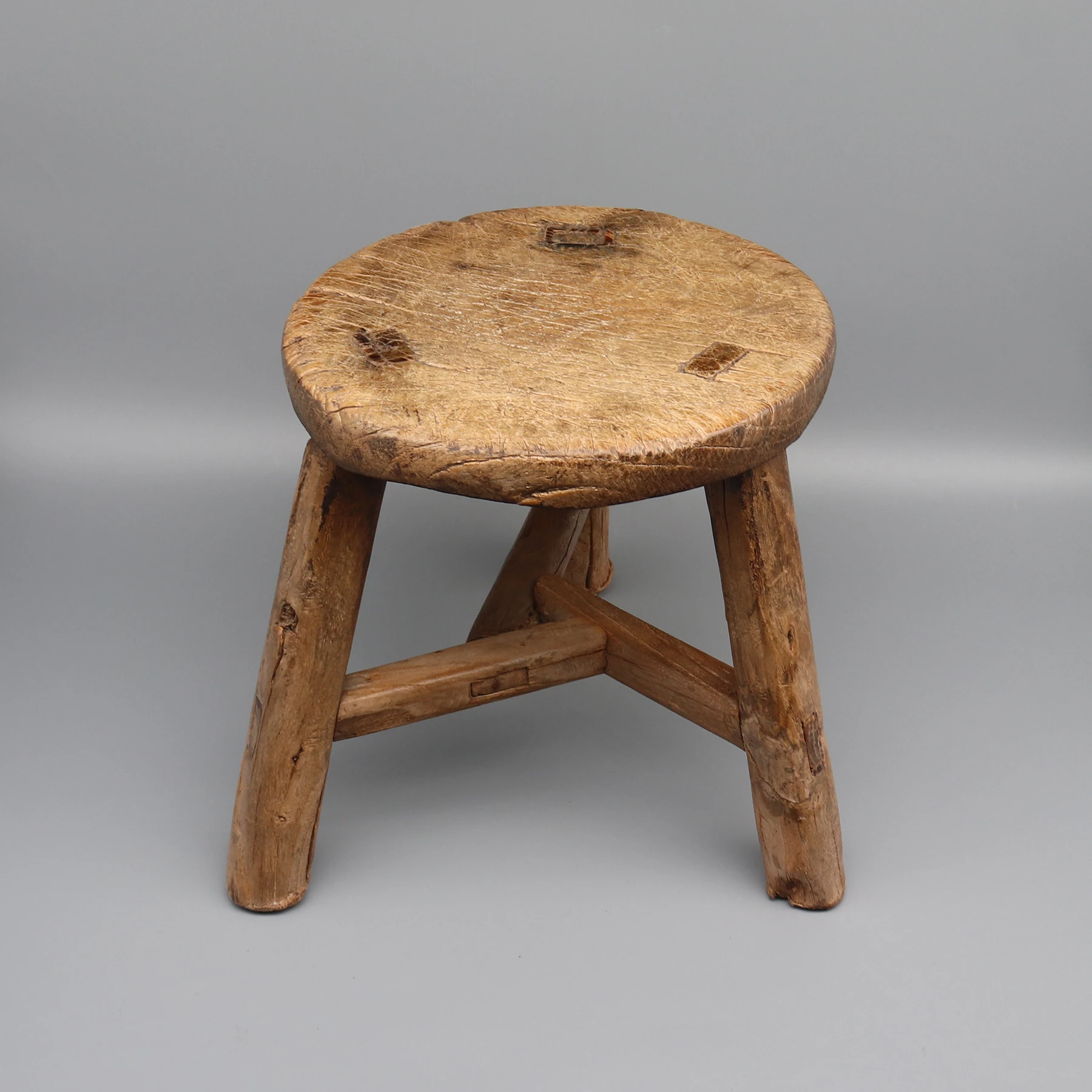 Старинный прочный круглый табурет, маленький приставной столик, с естественным эффектом состаривания
Старинный прочный круглый табурет, маленький приставной столик, с естественным эффектом состаривания