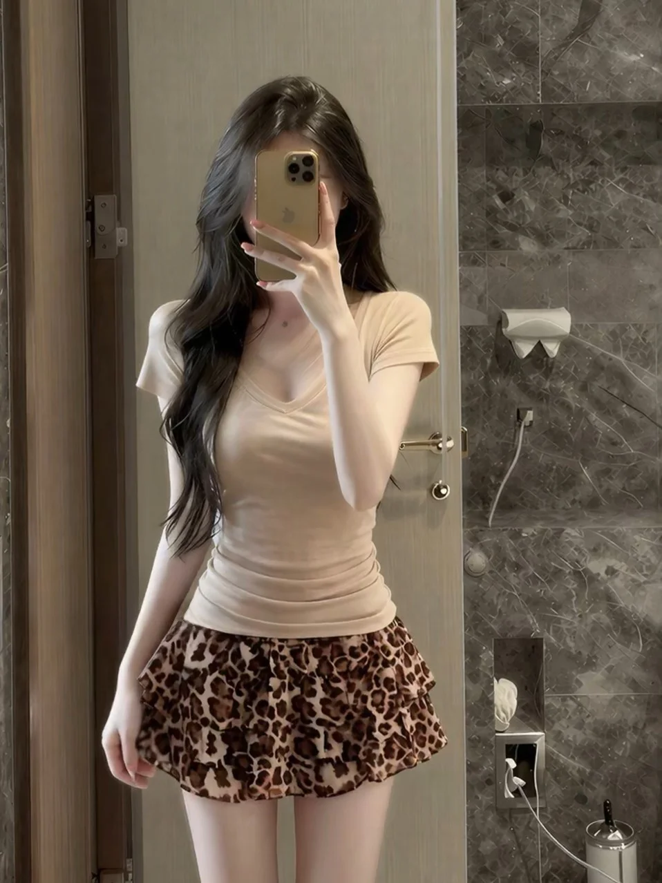 Korean Retro V-Neck Short Sleeve Top And Leopard Print Skirt Two-Piece Set for Women Summer New Fashion Elegant Outfit
Korean Retro V-Neck Short Sleeve Top And Leopard Print Skirt Two-Piece Set for Women Summer New Fashion Elegant Outfit