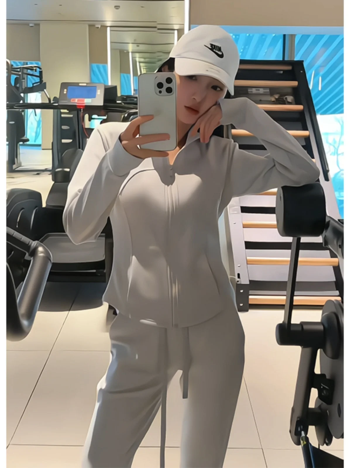 Роскошный женский спортивный костюм из воздушного хлопка, гладкий дышащий повседневный костюм для бега, весенняя коллекция, бренд Liarlline
Роскошный женский спортивный костюм из воздушного хлопка, гладкий дышащий повседневный костюм для бега, весенняя коллекция, бренд Liarlline