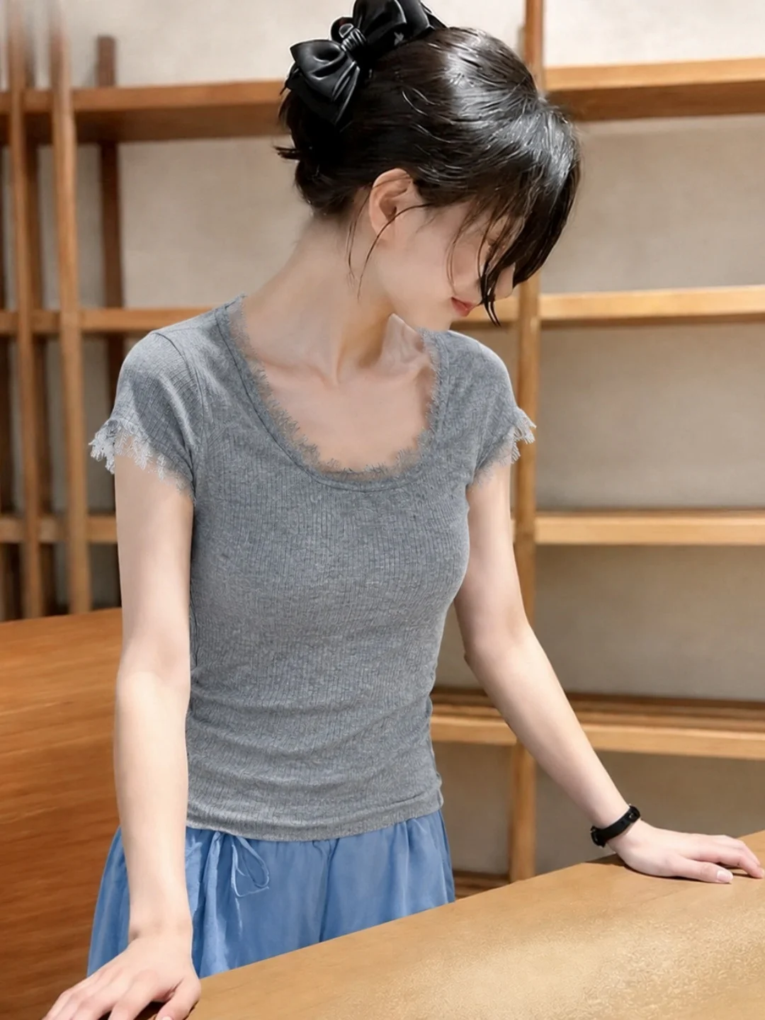 Slim Fit Lace Splice Short Sleeve Knitted Top Summer 2026 Korean Style Commute Pure Color Crew Neck Versatile Fashionable Top
Slim Fit Lace Splice Short Sleeve Knitted Top Summer 2026 Korean Style Commute Pure Color Crew Neck Versatile Fashionable Top