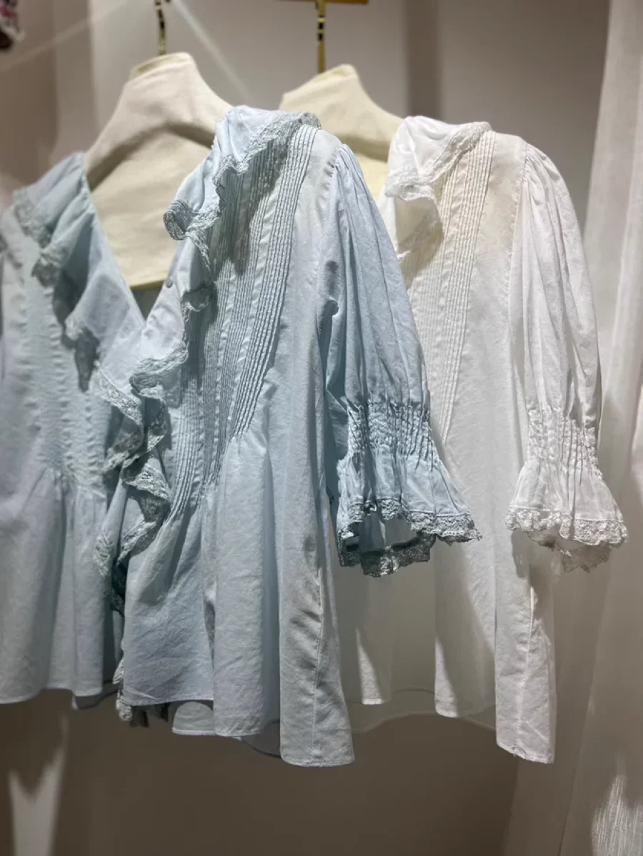 Lace Patchwork Women Casual Shirt 100% Cotton Ruffles V-Neck Puff Sleeve Single Breasted Summer French Countryside Blouse Top
Lace Patchwork Women Casual Shirt 100% Cotton Ruffles V-Neck Puff Sleeve Single Breasted Summer French Countryside Blouse Top
