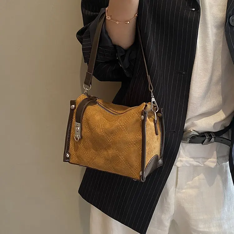 2026 New Pillow Boston Bag, Large Capacity Convertible Top Handle Shoulder Bag, Fashion Casual Purse for Women Daily Outing
2026 New Pillow Boston Bag, Large Capacity Convertible Top Handle Shoulder Bag, Fashion Casual Purse for Women Daily Outing