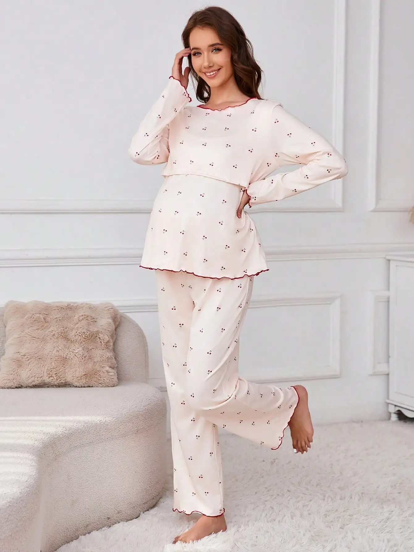 Комплект из 2 предметов: пижама для беременных и кормящих мам с вишнёвым принтом — топ с длинными рукавами и свободные брюки
Комплект из 2 предметов: пижама для беременных и кормящих мам с вишнёвым принтом — топ с длинными рукавами и свободные брюки