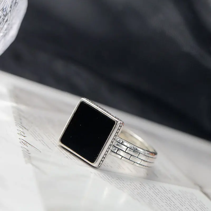 Аутентичное кольцо из стерлингового серебра 925 пробы, инкрустированное натуральным черным агатом, квадратные кольца в стиле ретро, простота, креативные, модные ювелирные изделия, подарок
Аутентичное кольцо из стерлингового серебра 925 пробы, инкрустированное натуральным черным агатом, квадратные кольца в стиле ретро, простота, креативные, модные ювелирные изделия, подарок