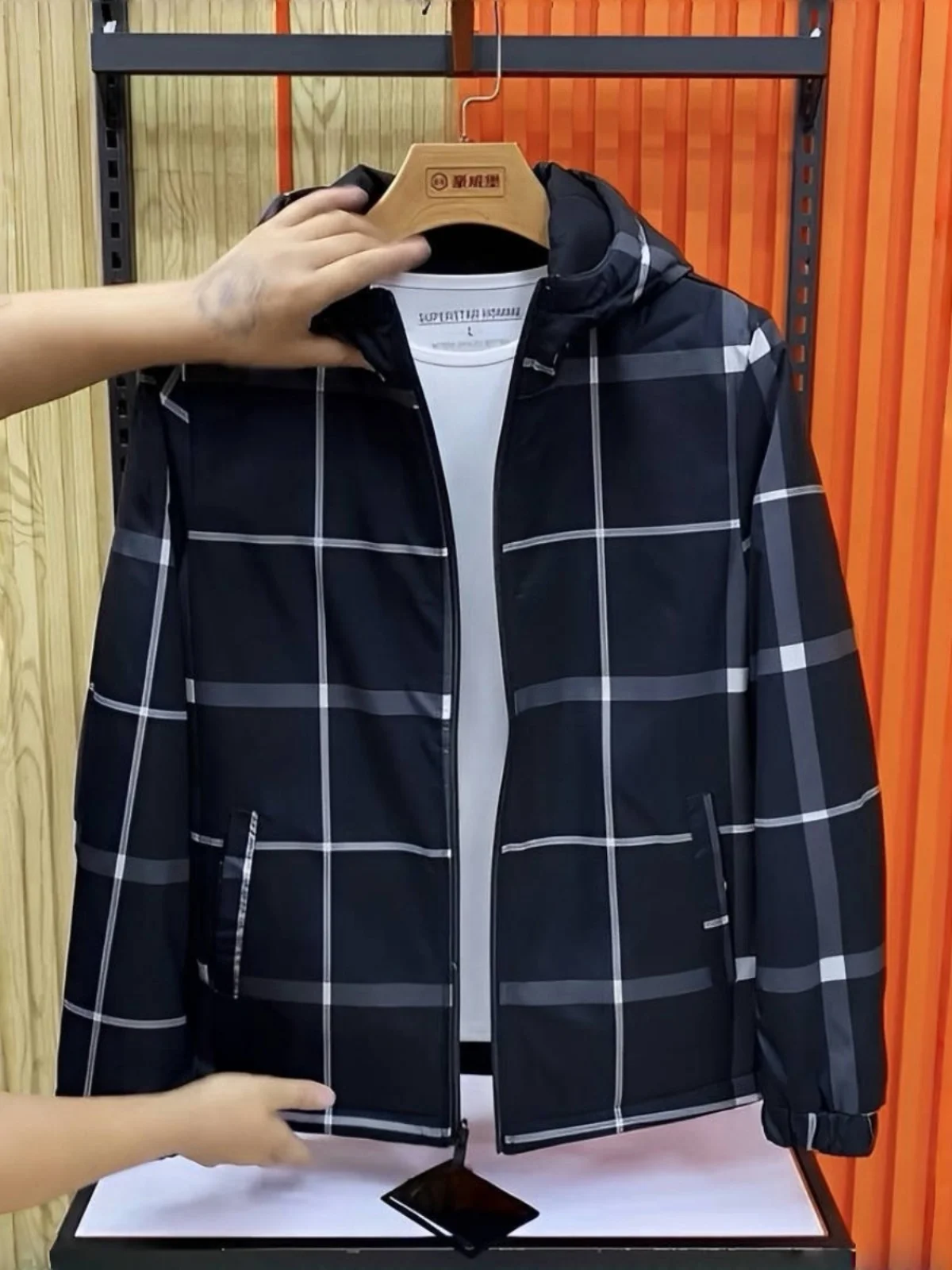 Мужская повседневная куртка с добавлением хлопка, осень 2024, модная городская стильная дышащая куртка с длинными рукавами, капюшоном, на молнии, в клетку
Мужская повседневная куртка с добавлением хлопка, осень 2024, модная городская стильная дышащая куртка с длинными рукавами, капюшоном, на молнии, в клетку